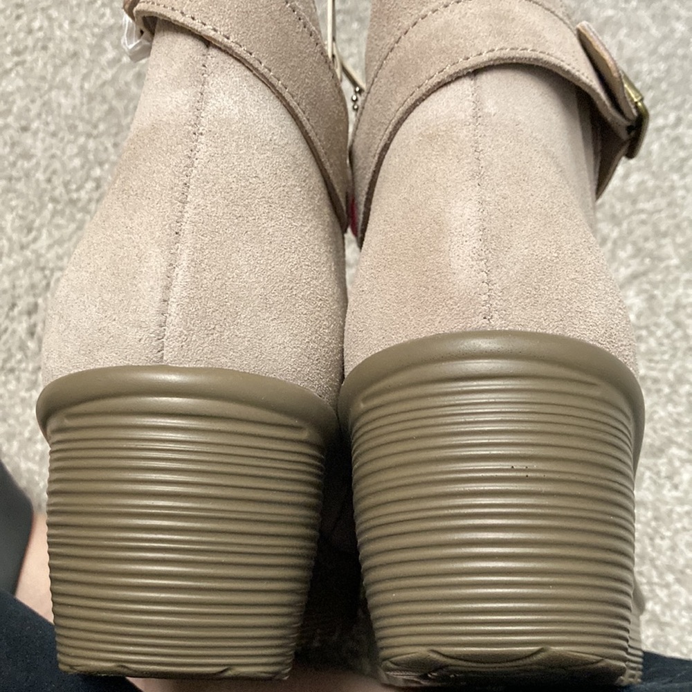 NWOB Skechers booties.  Sz 9 Wide.  Tan/cream color.  Never Worn. - Picture 6 of 12